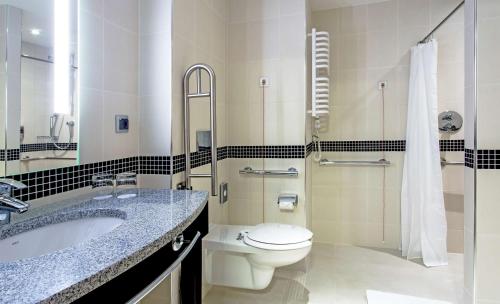 格但斯克雷比赫瓦格丹斯克机场希尔顿集团汉普顿酒店的浴室配有卫生间、盥洗盆和淋浴。