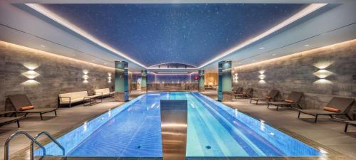 斯科普里DoubleTree By Hilton Skopje的一座拥有星空天花板的酒店游泳池
