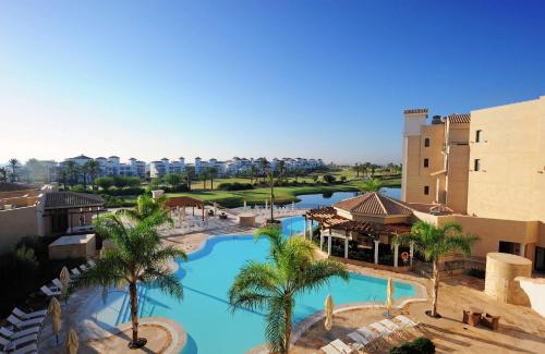 罗尔丹Doubletree By Hilton La Torre Golf Resort的享有带游泳池的度假村的顶部景致