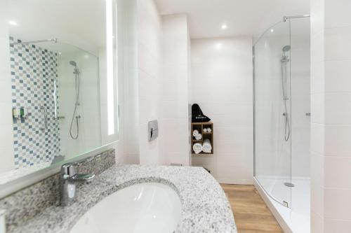布雷斯特Hampton by Hilton Brest的一间带水槽和淋浴的浴室