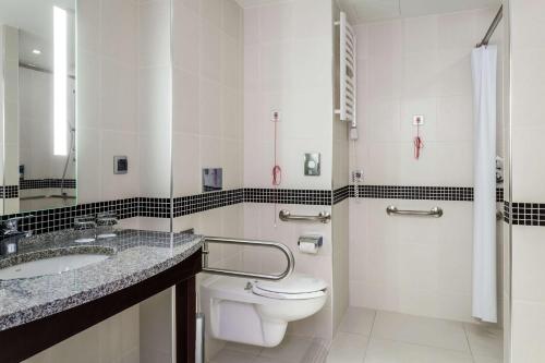 华沙华沙机场汉普顿希尔顿酒店的一间带卫生间和水槽的浴室