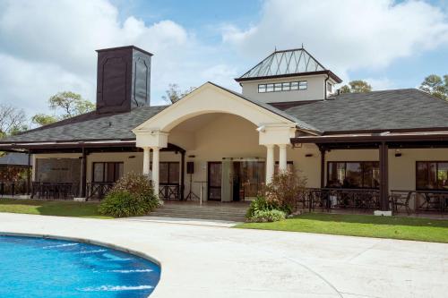 皮拉尔Hilton Pilar的一座房子前面设有游泳池