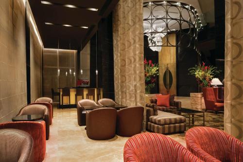 利马利马米拉弗罗尔希尔顿酒店的一个带沙发和椅子的大堂以及一个等候室