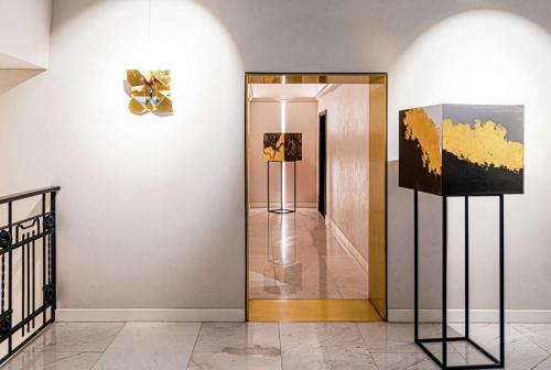 墨西哥城Umbral, Curio Collection By Hilton的走廊上的门,墙上挂着一幅画
