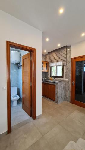 AbagaKBK Lodge的一间带卫生间和水槽的浴室