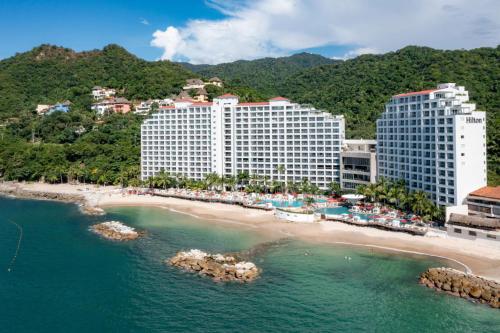 巴亚尔塔港Hilton Vallarta Riviera All-Inclusive Resort,Puerto Vallarta的享有度假胜地和海滩的空中景致