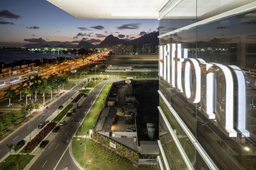 里约热内卢里约热内卢希尔顿巴拉酒店的建筑物一侧有大标志的城市