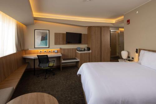 利马Hilton Garden Inn Lima Miraflores的配有一张床和一张书桌的酒店客房