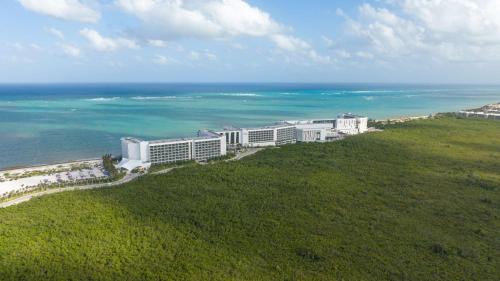 坎昆Hilton Cancun, an All-Inclusive Resort的海滩上的度假村的空中景致