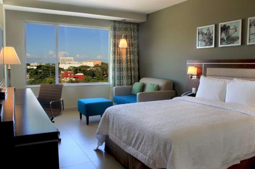 比亚埃尔莫萨希尔顿比亚埃尔莫萨汉普顿酒店的酒店客房设有床和窗户。