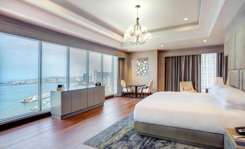 巴拿马城巴拿马希尔顿酒店的一间卧室设有一张大床和一个大窗户
