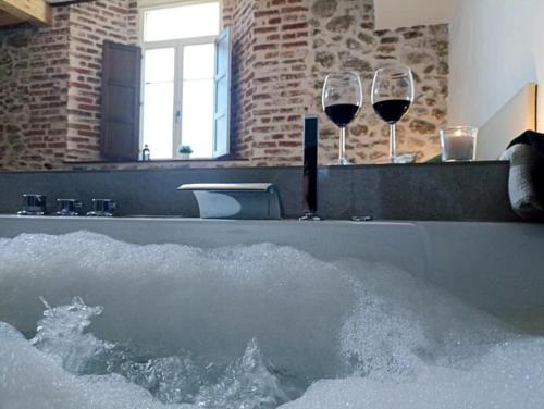 洛索亚河畔布伊特拉戈El Esquileo的两杯葡萄酒,放在带水的浴缸内