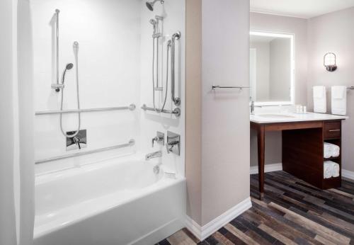 波士顿Hampton Inn Boston Seaport District的带浴缸和盥洗盆的浴室