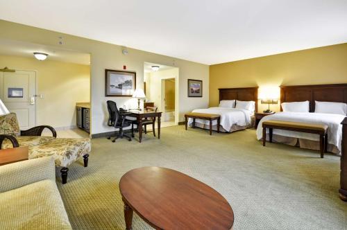 查尔斯顿北查尔斯顿-大学大道希尔顿恒庭套房酒店的酒店客房带两张床和一个客厅