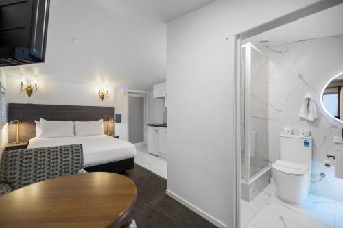 皇后镇Lakeview Colonial Motel的一间酒店客房 - 带一张床和一间浴室