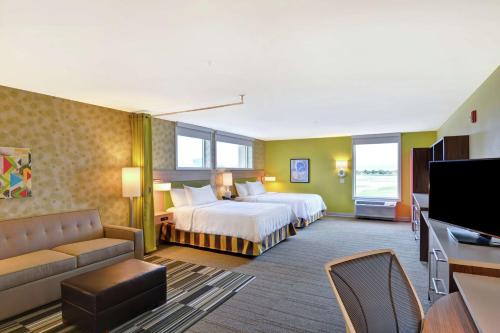 海伦娜Home2 Suites By Hilton Helena的酒店客房设有两张床和一台平面电视。