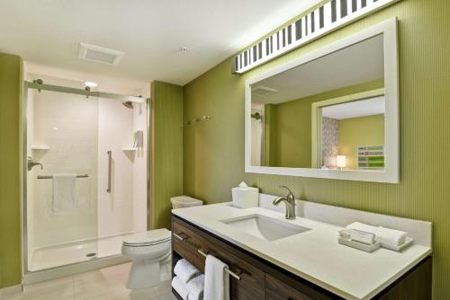 海伦娜Home2 Suites By Hilton Helena的一间带水槽、卫生间和镜子的浴室