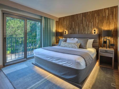 纳帕Embassy Suites by Hilton Napa Valley的一间卧室设有一张大床和一个大窗户