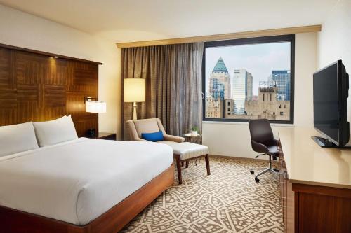 纽约Hilton New York Times Square的酒店客房设有床和窗户。