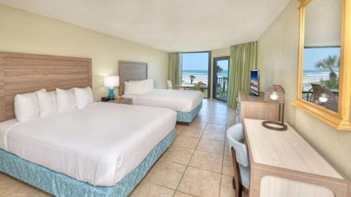 代托纳海滩加勒比会议中心度假酒店的酒店客房设有两张床和一个阳台。