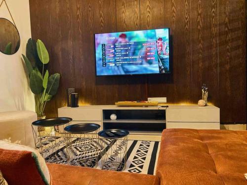 雅温得Roswell Luxury Properties Yaoundé - Quartier FOUDA的带沙发和平面电视的客厅