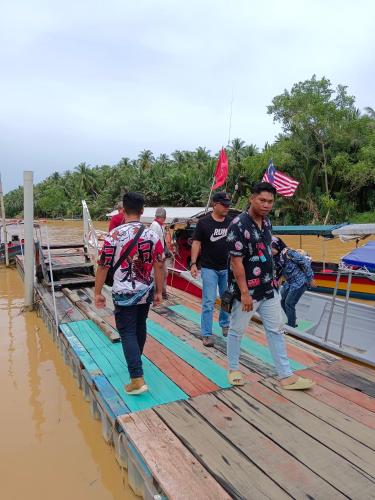 Kampong PauhHomestay Anjung Ismail Anjung Rahmah的一群人穿过木桥