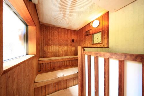 Komaba湯元ホテル阿智川的客房设有带窗户的桑拿浴室。