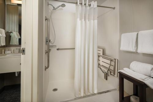 Orange纽黑文奥兰治万怡酒店的带淋浴和浴帘的浴室