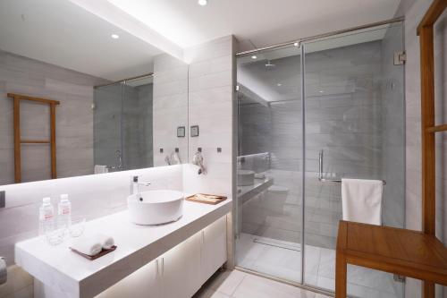 青岛青岛九水和园艺术设计酒店的一间带水槽和淋浴的浴室