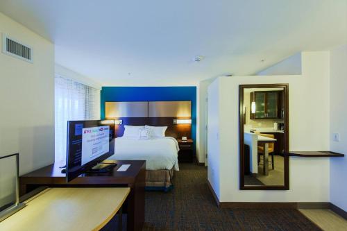 格伦米尔斯费城格伦米尔斯/康科德维尔原住客栈酒店的酒店客房配有一张床和一张带电脑的书桌
