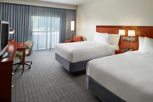 亚特兰大亚特兰大行政公园/埃默里万怡酒店的酒店客房设有两张床和电视。