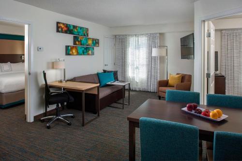 梅泰里新奥尔良梅泰里万豪原住客栈的酒店客房设有一间卧室和一间客厅。