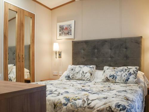 Stonham AspallLodge 69的一间卧室配有一张大床和大床头板