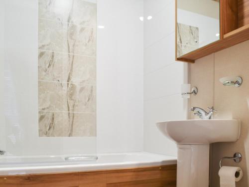 Stonham AspallLodge 69的浴室配有盥洗盆、卫生间和浴缸。