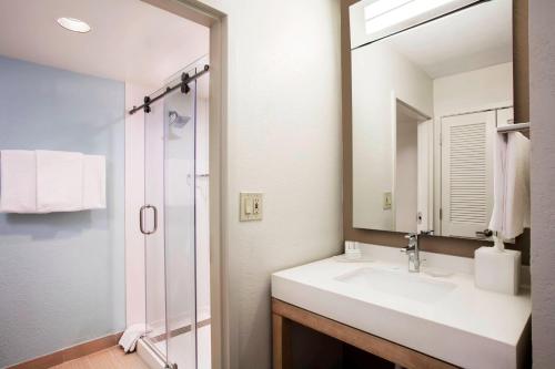 默特尔比奇默特尔比奇贝瑞福德兰万怡酒店的一间带水槽和镜子的浴室