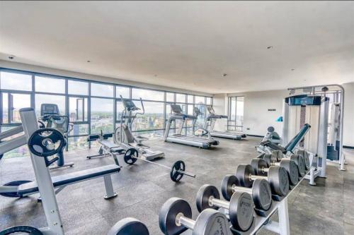 内罗毕Modern home in Nairobi Escada的大楼内带跑步机和机器的健身房