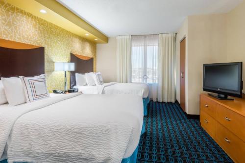 奇克托瓦加费尔菲尔德套房酒店 - 布法罗机场的酒店客房设有两张床和一台平面电视。