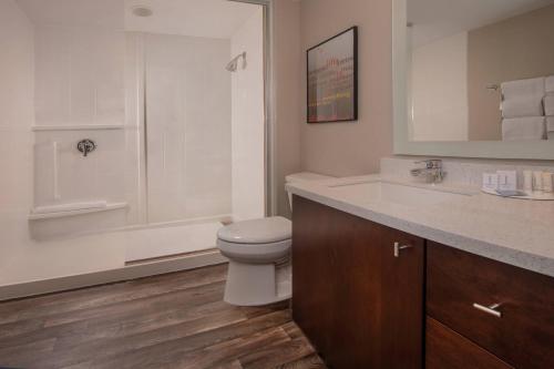 阿尔图纳阿尔图纳万豪广场套房酒店的浴室配有卫生间、盥洗盆和淋浴。