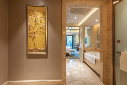 厦门厦门海悦山庄酒店的走廊上设有墙上画的浴室