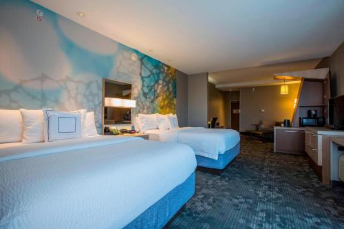 珀尔杰克逊机场/明珠万怡酒店的酒店客房带两张床和厨房