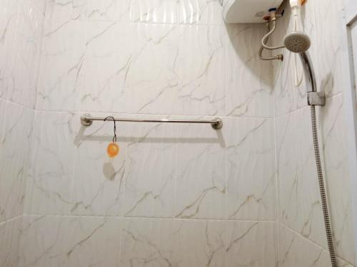 沙璜RedDoorz Syariah At Harley Hotel Sabang的带淋浴的浴室,配有白色大理石墙