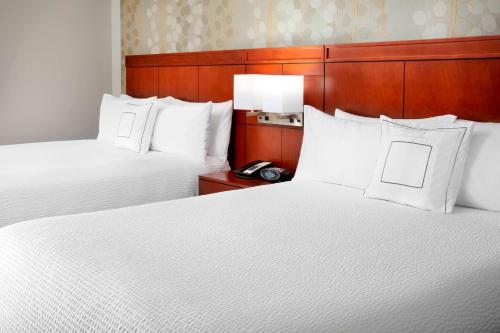 罗宾逊镇匹兹堡万怡塞特勒斯里奇鲁滨逊酒店的酒店的客房 - 带2张带白色枕头的床