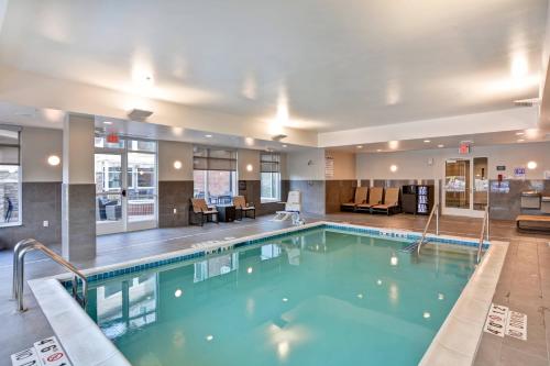 GlendaleResidence Inn by Marriott Milwaukee North/Glendale的在酒店房间的一个大型游泳池