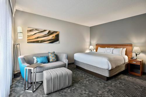 兰霍恩费城朗赫恩万怡酒店的配有一张床和一把椅子的酒店客房