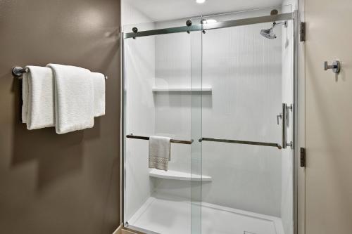 兰霍恩费城朗赫恩万怡酒店的浴室里设有玻璃门淋浴