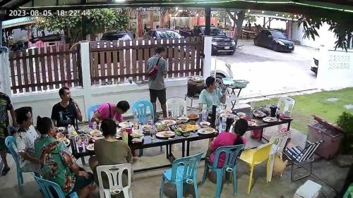 七岩Loongmun Beach的一群坐在餐桌上吃食物的人