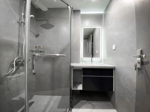 海防Meta Apartment & Homestay的带淋浴和盥洗盆的浴室