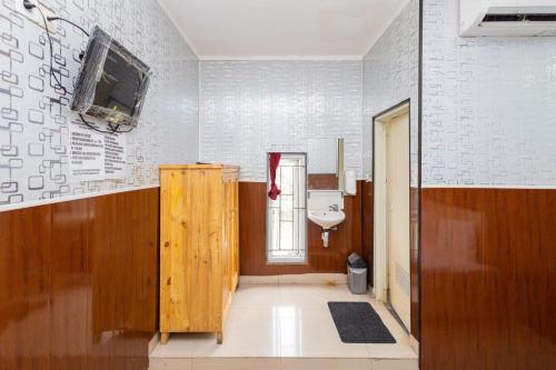 当格浪Alfa Guesthouse Serpong Mitra RedDoorz的一间带水槽和卫生间的浴室