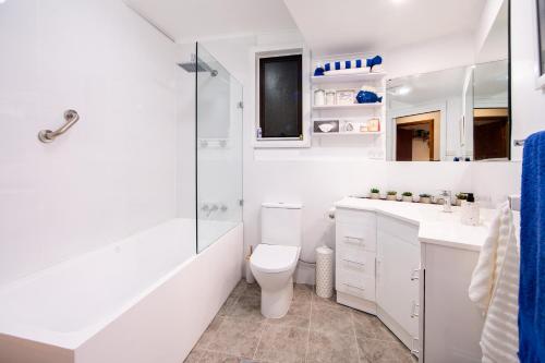 HazelbrookSnooty Fox Bed &Breakfast的白色的浴室设有卫生间和淋浴。