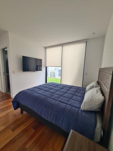 利马Miraflores habitación separada con privacidad dentro de departamento compartido的一间位于客房内的蓝色床卧室